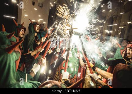 14 septembre 2019, Sitges, Catalogne, Espagne : les 'Correfocs' (coureurs de feu) éclairent leurs feux d'artifice montés sur bâton pendant le Festival Santa Tecla de Sitges. (Crédit image : © Matthias Oesterle/ZUMA Wire) Banque D'Images