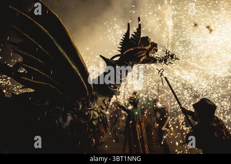 14 septembre 2019, Sitges, Catalogne, Espagne : une bête du feu illumine son feu d'artifice monté sur bâton pendant le Festival Santa Tecla de Sitges. (Crédit image : © Matthias Oesterle/ZUMA Wire) Banque D'Images