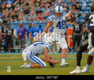 14 septembre 2019 : Duke Kicker, AJ Reed (48 ans), se charge pour donner un coup de pied supplémentaire, lors du match de football NCAA entre les Duke Blue Devils et les Middle Tennessee Blue Raiders au Johnny Floyd Stadium à Murfreesboro, Tennessee. Crédit : Kevin Langley/Sports South Media/CSM(crédit image : &copy ; Kevin Langley/CSM via ZUMA Wire) Banque D'Images