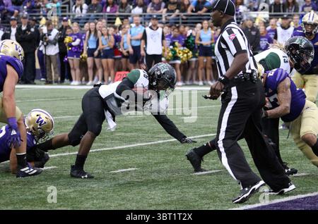 14 septembre 2019 - le quarterback Cole McDonald des Rainbow Warriors #13 blocs pour Hawaii Rainbow Warriors Running Back Miles Reed #26 sur le chemin d'un touchdown pendant le match entre les Rainbow Warriors d'Hawaï et les Huskies de Washington au Husky Stadium de Seattle, WA - Michael Sullivan/CSM(image de crédit : &copy ; Michael Sullivan/CSM via ZUMA Wire) Banque D'Images