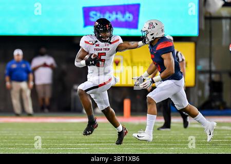 14 septembre 2019, Tucson, Arizona, USA : Texas Tech Red Raiders Running Back Armand Shyne (5) bras rigides Arizona Wildcats Safety Scottie Young Jr. (6). (Crédit image : © Steven Leija/ZUMA Wire) Banque D'Images