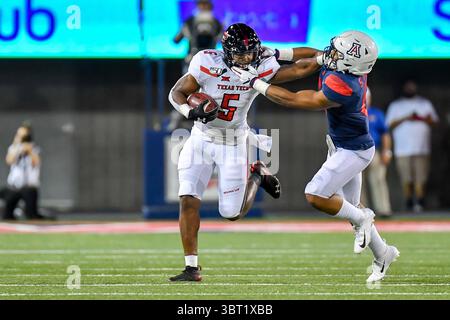 14 septembre 2019, Tucson, Arizona, USA : Texas Tech Red Raiders Running Back Armand Shyne (5) bras rigides Arizona Wildcats Safety Scottie Young Jr. (6). (Crédit image : © Steven Leija/ZUMA Wire) Banque D'Images