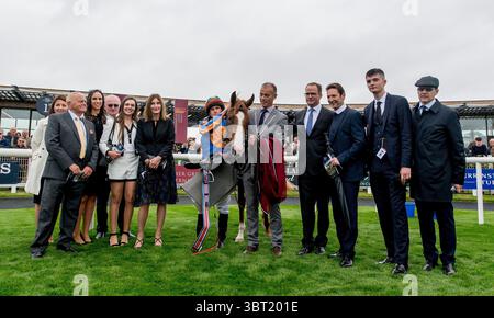 15 septembre 2019, Curragh, Curragh, États-Unis : 15 septembre, 2019 : la victoire Connections for Love est célébrée après avoir remporté les Moyglare Stud Stakes lors de la deuxième journée du week-end des Irish Champions au Curragh à Curragh, en Irlande. Scott Serio/Eclipse Sportswire/CSM(image de crédit : &copy ; Scott Serio/CSM via ZUMA Wire) Banque D'Images