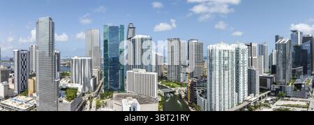 Vue aérienne de gratte-ciel étincelants perce la ligne d'horizon, reflétant le ciel Azur au-dessus de la ville animée, Miami, Floride, États-Unis. Banque D'Images