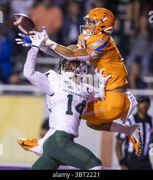 14 septembre 2019, Boise, ID, États-Unis : le récepteur Khalil Shakir (2) atteint la passe dans la zone finale, mais la balle est déviée par la sécurité de Portland State Anthony Adams (14) dans le troisième quart-temps samedi 14 septembre 2019 au stade Albertsons à Boise, Idaho. (Crédit image : © TNS via ZUMA Wire) Banque D'Images