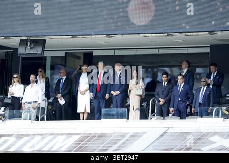 Bettina Anderson, Donald Trump Jr, Melania Trump, Donald Trump, le président de la FIFA Gianni Infantino, son épouse Leena Al Ashqar, le président du PSG Nasser Al Khelaifi, Behdad Eghbali du Chelsea FC, vice-président de la FIFA et président de l'OFC Lambert Maltock assistent à la finale de la Coupe du monde des clubs FIFA 2025 entre Chelsea FC et le Paris Saint-Germain (PSG) le 13 juillet 2025 au MetLife Stadium à East Rutherford, New Jersey, États-États-États-Unis Banque D'Images