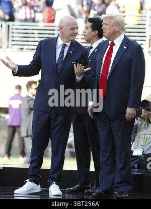 Gianni Infantino, président de la FIFA, et Donald Trump, président des États-Unis, lors de la finale de la Coupe du monde des clubs de la FIFA 2025 opposant le Chelsea FC au Paris Saint-Germain (PSG) le 13 juillet 2025 au MetLife Stadium à East Rutherford, New Jersey, États-Unis Banque D'Images