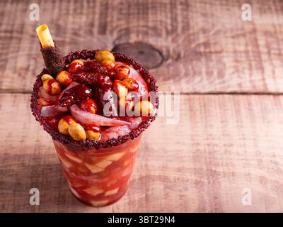 Petit verre fou, un mélange d'ingrédients sucrés, salés et épicés. Snack typique du Mexique. Banque D'Images