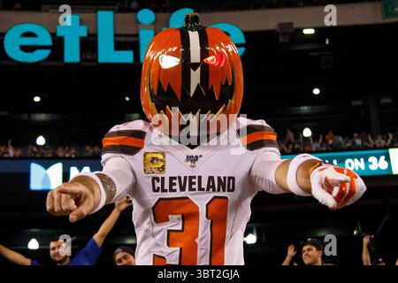 Le 16 septembre 2019, le fan des Browns de Cleveland réagit avec une citrouille de tête pendant le match NFL entre les Browns de Cleveland et les jets de New York au MetLife Stadium à East Rutherford, New Jersey. Christopher Szagola/CSM(image de crédit : &copy ; Chris Szagola/CSM via ZUMA Wire) Banque D'Images
