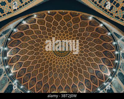 Élégants motifs bleus et dorés à l'intérieur de la mosquée islamique avec dôme et arches Banque D'Images
