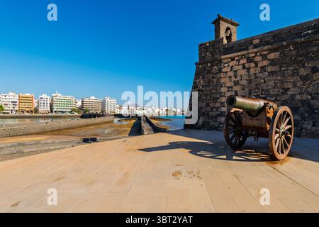 Vue depuis le Castillo de San Gabriel ou Château de San Gabriel, un fort du 16ème siècle de la ville balnéaire d'Arrecife Espagne, Lanzarote, îles Canaries Banque D'Images