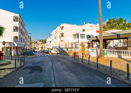 Le pittoresque village de pêcheurs en bord de mer de Carvoeiro Portugal, le long de la région côtière de l'Algarve au sud du Portugal. Banque D'Images