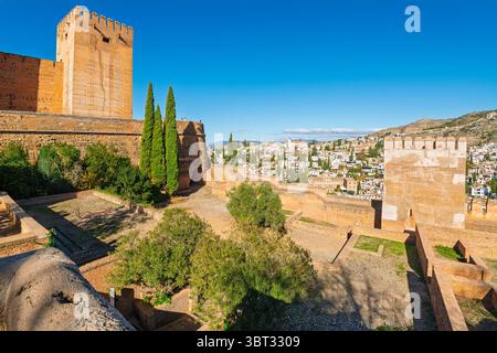 Vue sur les collines, la ville et la campagne de Grenade, Espagne, depuis le terrain extérieur de la forteresse historique de l'Alcazaba au complexe du palais de l'Alhambra. Banque D'Images