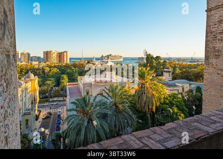 Vue depuis la forteresse médiévale mauresque perchée au sommet de la colline Alcazaba surplombant la ville balnéaire et le port de Malaga, Espagne. Banque D'Images