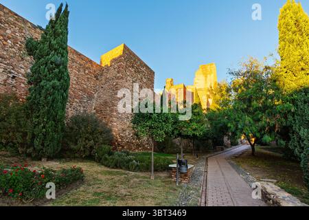 À l'intérieur des murs défensifs de la fortification mauresque de l'Alcazaba du 11ème siècle surplombant la vieille ville médiévale, le port et la ville de Malaga, en Espagne. Banque D'Images