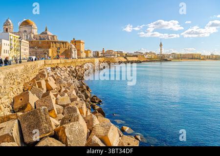 La côte rocheuse le long de Campo del sur le long de la mer Méditerranée montrant la cathédrale de Cadix ou Catedral de la Santa Cruz de Cádiz, Cadix Espagne. Banque D'Images