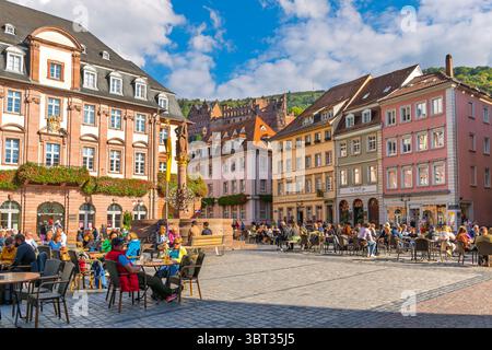 Le complexe médiéval du château au-dessus de la vieille ville Altstadt et la place principale du marché Marktplatz de la ville bavaroise de Heidelberg Allemagne à l'automne. Banque D'Images