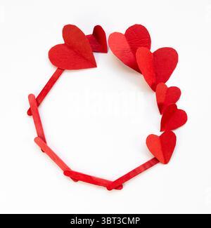 couronne circulaire de coeurs rouges avec espace copie, flatlay festif créatif Banque D'Images