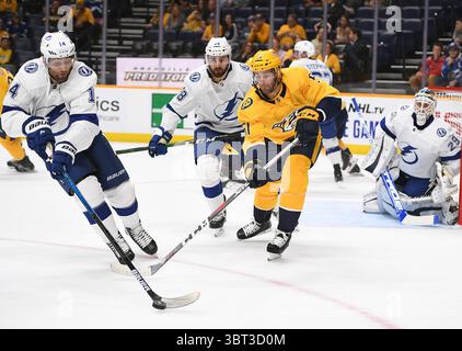 21 septembre 2019 : Austin Watson (51) et Pat Maroon (14), aile gauche des Nashville Predators, se battent pour la rondelle lors de la première période entre le Lightning de Tampa Bay et les Predators de Nashville à Bridgestone Arena à Nashville Tennessee. (Crédit photo obligatoire : Steve Roberts/CSM)(crédit image : &copy ; Steve Roberts/CSM via ZUMA Wire) Banque D'Images