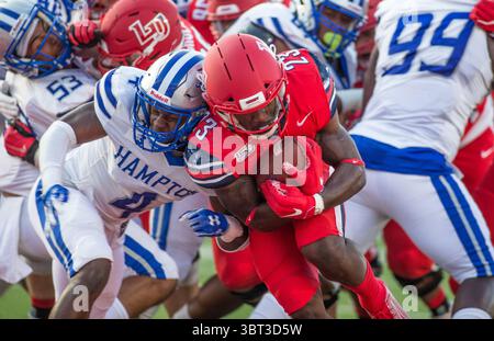 21 septembre 2019 : Frankie Hickson (23 ans) fait irruption dans la zone finale lors de l'action de football NCAA entre les Pirates de Hampton et les Flames Liberty au Williams Stadium de Lynchburg, Virginie. Jonathan Huff/CSM.(image de crédit : &copy ; Jonathan Huff/CSM via ZUMA Wire) Banque D'Images
