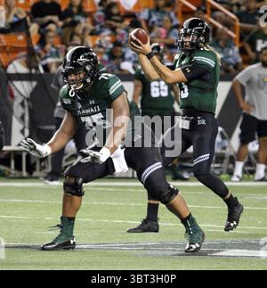 21 septembre 2019 - le lineman offensif ILM Manning #75 protège le quarterback Cole McDonald #13 des Rainbow Warriors d'Hawaï pendant le match entre les Rainbow Warriors d'Hawaï et les Central Arkansas Bears au stade Aloha à Honolulu, HI - Michael Sullivan/CSM(crédit image : &copy ; Michael Sullivan/CSM via ZUMA Wire) Banque D'Images