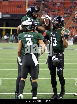21 septembre 2019 - le récepteur Wide des Hawaii Rainbow Warriors JoJo Ward #9 célèbre un touchdown de 5 yards avec le quarterback des Hawaii Rainbow Warriors Cole McDonald #13 et le récepteur Wide des Hawaii Rainbow Warriors Jason-Matthew Sharsh #3 pendant le match entre les Hawaii Rainbow Warriors et les Central Arkansas Bears au stade Aloha à Honolulu, HI - Michael Sullivan/CSM(crédit image : &copy ; Michael Sullivan/CSM via ZUMA Wire) Banque D'Images
