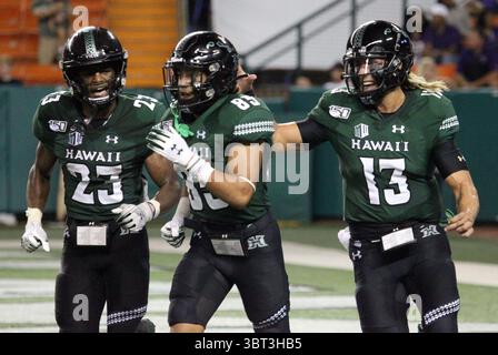 21 septembre 2019 - le récepteur Wide Hawaii Rainbow Warriors Jared Smart #23 et le quarterback Hawaii Rainbow Warriors Cole McDonald #13 célèbrent le premier touchdown en carrière pour le récepteur Wide Hawaii Rainbow Warriors Lincoln Victor #85 pendant le match entre les Hawaii Rainbow Warriors et les Central Arkansas Bears au stade Aloha à Honolulu, HI - Michael Sullivan/CSM(Credit image : &copy ; Michael Sullivan/CSM via ZUMA Wire) Banque D'Images
