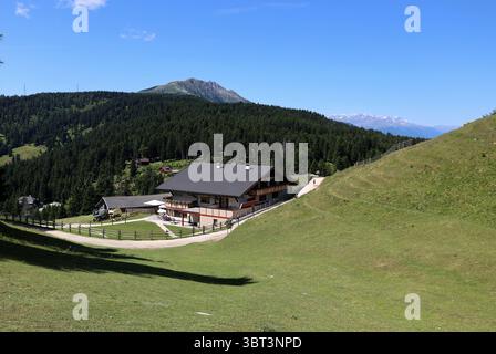 Hier der Blick auf dem Vigiljoch, hoch über Lana nahe der Kurstadt Meran auf den Gasthof Jocher, Meraner Land, Burggrafenamt, Südtirol, Alto Adige, Wandern, spazieren, Ausblick, Tourismus *** Voici la vue depuis le Vigiljoch, au-dessus de Lana près de la ville thermale de Merano jusqu'au Gasthof Jocher, Meraner Land, Burggrafenamt, Tyrol du Sud, Haut Adige, randonnée, marche, vue, tourisme Banque D'Images