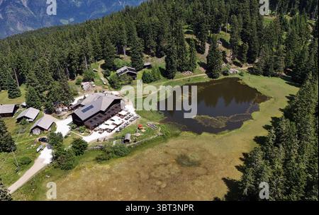 Hier der Blick auf dem Vigiljoch, hoch über Lana nahe der Kurstadt Meran auf die schwarze Lacke, See, Biotop und dem Gasthaus Seespitz, Meraner Land, Burggrafenamt, Südtirol, Alto Adige, Wandern, spazieren, Ausblick, Tourismus *** Voici la vue depuis le Vigiljoch, au-dessus de Lana près de la ville thermale de Merano/Meran, du Schwarze Lacke, lac, biotope et Seespitz inn, région de Merano/Meran, Burggrafenamt, Tyrol du Sud, Haut Adige, randonnée, marche, vue, tourisme Banque D'Images