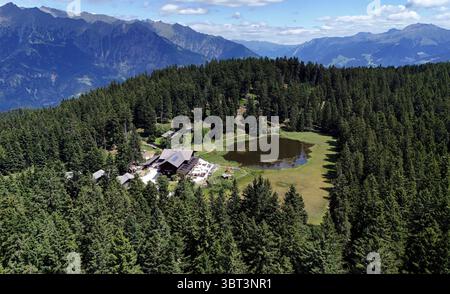 Hier der Blick auf dem Vigiljoch, hoch über Lana nahe der Kurstadt Meran auf die schwarze Lacke, See, Biotop und dem Gasthaus Seespitz, Meraner Land, Burggrafenamt, Südtirol, Alto Adige, Wandern, spazieren, Ausblick, Tourismus *** Voici la vue depuis le Vigiljoch, au-dessus de Lana près de la ville thermale de Merano/Meran, du Schwarze Lacke, lac, biotope et Seespitz inn, région de Merano/Meran, Burggrafenamt, Tyrol du Sud, Haut Adige, randonnée, marche, vue, tourisme Banque D'Images