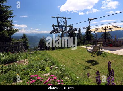 Hier der Blick auf dem Vigiljoch, hoch über Lana nahe der Kurstadt Meran auf die Bergstation des Sessellift, Einersessellift, Aufstiegsanlage, Meraner Land, Burggrafenamt, Südtirol, Alto Adige, wandern, spazieren, Ausblick, Tourismus *** Voici la vue depuis le Vigiljoch, haut au-dessus de Lana près de la ville thermale de Merano à la station supérieure du télésiège, télésiège unique, ascenseur, région de Merano, Burggrafenamt, Tyrol du Sud, Haut-Adige, randonnée, marche, vue, tourisme Banque D'Images