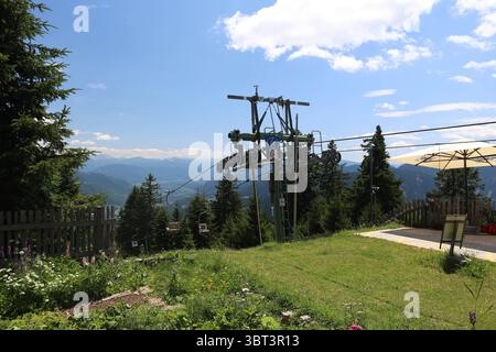 Hier der Blick auf dem Vigiljoch, hoch über Lana nahe der Kurstadt Meran auf die Bergstation des Sessellift, Einersessellift, Aufstiegsanlage, Meraner Land, Burggrafenamt, Südtirol, Alto Adige, wandern, spazieren, Ausblick, Tourismus *** Voici la vue depuis le Vigiljoch, haut au-dessus de Lana près de la ville thermale de Merano à la station supérieure du télésiège, télésiège unique, ascenseur, région de Merano, Burggrafenamt, Tyrol du Sud, Haut-Adige, randonnée, marche, vue, tourisme Banque D'Images