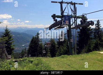 Hier der Blick auf dem Vigiljoch, hoch über Lana nahe der Kurstadt Meran auf die Bergstation des Sessellift, Einersessellift, Aufstiegsanlage, dahinter das Etschtal, Meraner Land, Burggrafenamt, Südtirol, Alto Adige, wandern, spazieren, Ausblick, Tourismus *** Voici la vue depuis le Vigiljoch, au-dessus de Lana près de la ville thermale de Merano, de la station supérieure du télésiège, télésiège unique, ascenseur, avec la vallée de l'Adige derrière elle, Merano et ses environs, Burggrafenamt, Tyrol du Sud, Haut Adige, randonnée, marche, vue, tourisme Banque D'Images