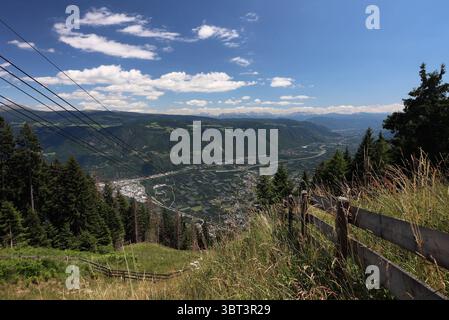 Hier der Blick auf dem Vigiljoch, hoch über Lana nahe der Kurstadt Meran von der Bergstation der Vigiljoch Seilbahn, Aufstiegsanlage in das Etschtal, Meraner Land, Burggrafenamt, Südtirol, Alto Adige, Wandern, spazieren, Ausblick, Tourismus *** Voici la vue sur le Vigiljoch, au-dessus de Lana près de la ville thermale de Merano depuis la station supérieure du téléphérique Vigiljoch, ascension vers la vallée de l'Adige, Merano et ses environs, Burggrafenamt, Tyrol du Sud, Haut Adige, randonnée, marche, vue, tourisme Banque D'Images