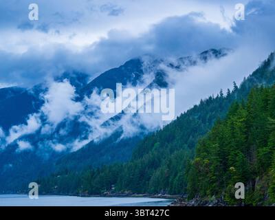 Nuages orageux sur la côte de la Colombie-Britannique, Canada. Banque D'Images