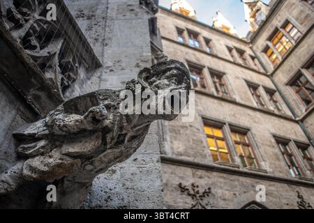 6 novembre 2018, Munich, Bayer, Allemagne : une statue dépasse d'un restaurant Ratskeller à Munich, Allemagne. (Crédit image : © Edwin Remsberg / Vwpics/VW pics via ZUMA Wire) Banque D'Images