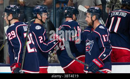 17 septembre 2019 : le défenseur des Blue Jackets de Columbus Andrew Peeke (2) célèbre avec l'attaquant des Blue Jackets de Columbus Brandon Dubinsky (17) après un match de pré-saison de la LNH entre les Sabres de Buffalo et les Blue Jackets de Columbus au Nationwide Arena le 17 septembre 2019 à Columbus, OHIO. Adam Lacy/CSM(image de crédit : &copy ; Adam Lacy/CSM via ZUMA Wire) Banque D'Images