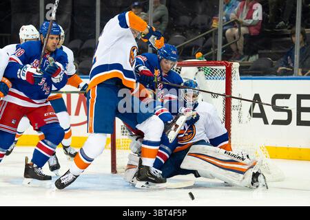 24 septembre 2019 : Ross Johnston (32), l'aile gauche des New York Islanders, repousse le centre des New York Rangers Lias Andersson (50) dans le gardien des New York Islanders Thomas Greiss (1) pendant le match de pré-saison entre les New York Rangers et les New York Islanders au Madison Square Garden à Manhattan, New York. Crédit obligatoire : Kostas Lymperopoulos/CSM (crédit image : &copy ; Kostas Lymperopoulos/CSM via ZUMA Wire) Banque D'Images