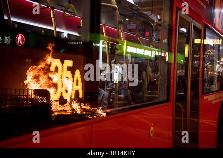 22 septembre 2019, Hong Kong, Chine : un bus passe par une rue en feu pendant la manifestation. Les manifestants se sont rassemblés devant la station Prince Edward, dénonçant les actions de la police le 31 août et exigeant la diffusion des images de vidéosurveillance de cette date. Les manifestants chahutaient et utilisaient des stylos laser sur la police, mais furent bientôt forcés de se retirer lors d'une opération de dispersion. Malgré le retrait du projet de loi sur l'extradition, les manifestants sont insatisfaits, exigeant maintenant les quatre « demandes clés » restantes du gouvernement. (Crédit image : © Aidan Marzo/SOPA images via ZUMA Wire) Banque D'Images
