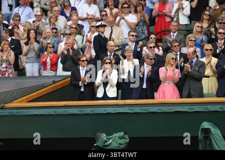 4 juillet 2014, Londres, Royaume-Uni : LONDRES, ANGLETERRE - 2 JUILLET : Catherine, Duchesse de Cambridge et Prince William, Duc de Cambridge assistent au match Andy Murray vs Grigor Dimitrov sur le court central lors de la neuvième journée des Championnats de Wimbledon à Wimbledon le 2 juillet 2014 à Londres, Angleterre...personnes : Princesse Béatrice d'York, Dave Clark (crédit image : © SMG via ZUMA Wire) Banque D'Images