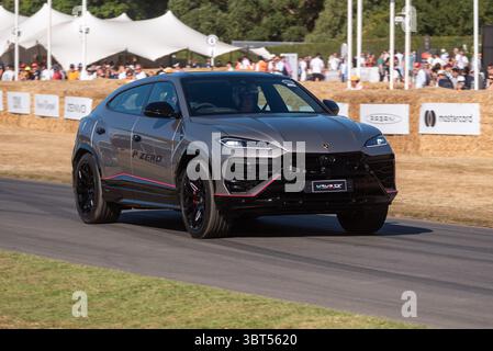 Lamborghini Urus se voiture conduisant sur la piste de montée de colline lors de l'événement automobile Goodwood Festival of Speed 2025. VUS de luxe haute performance Banque D'Images