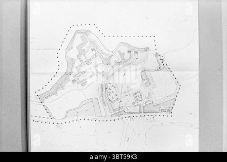 Plan d'étage d'un complexe immobilier., Whizgle News, Dutch Desk, pays-Bas, 1950 - 2000. L'image inclut ces rubriques. La scène présente un plan architectural détaillé, caractérisé par une vue à vol d'oiseau d'un arrangement complexe de structures et de sentiers. Les éléments sont élaborés de manière complexe, mettant en valeur divers bâtiments décrits dans un style schématique. **Couleurs :** la palette globale est muette, principalement avec des nuances de gris et de blanc, avec des lignes plus fines dans des teintes plus sombres, qui ajoutent de la profondeur et de la définition aux bâtiments et au paysage environnant. Banque D'Images