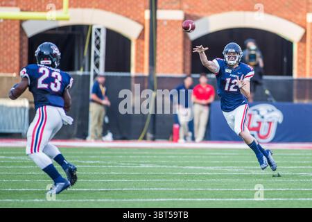 28 septembre 2019 : le quarterback des Liberty Flames Stephen Calvert (12 ans) lance Frankie Hickson (23 ans) à Liberty Flames lors d'un match de football NCAA entre les Lobos du Nouveau-Mexique et les Liberty Flames au Williams Stadium de Lynchburg, Virginie. Jonathan Huff/CSM.(image de crédit : &copy ; Jonathan Huff/CSM via ZUMA Wire) Banque D'Images