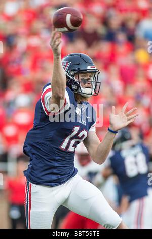 28 septembre 2019 : le quarterback des Liberty Flames Stephen Calvert (12 ans) se lance sur un receveur lors d'une action de football NCAA entre les Lobos du Nouveau-Mexique et les Liberty Flames au Williams Stadium de Lynchburg, en Virginie. Jonathan Huff/CSM.(image de crédit : &copy ; Jonathan Huff/CSM via ZUMA Wire) Banque D'Images