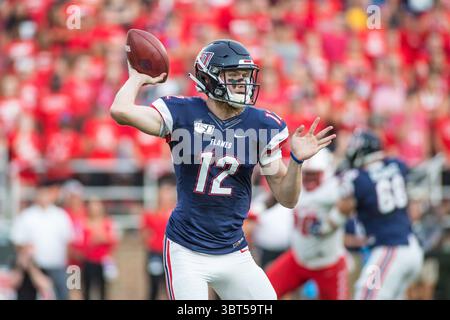 28 septembre 2019 : le quarterback des Liberty Flames Stephen Calvert (12 ans) cherche un receveur ouvert sur le terrain lors d'une action de football NCAA entre les Lobos du Nouveau-Mexique et les Liberty Flames au Williams Stadium de Lynchburg, en Virginie. Jonathan Huff/CSM.(image de crédit : &copy ; Jonathan Huff/CSM via ZUMA Wire) Banque D'Images
