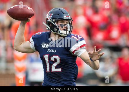 28 septembre 2019 : le quarterback des Liberty Flames Stephen Calvert (12 ans) se lance sur un receveur lors d'une action de football NCAA entre les Lobos du Nouveau-Mexique et les Liberty Flames au Williams Stadium de Lynchburg, en Virginie. Jonathan Huff/CSM.(image de crédit : &copy ; Jonathan Huff/CSM via ZUMA Wire) Banque D'Images