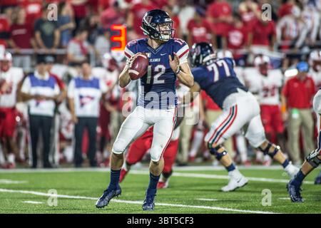 28 septembre 2019 : le quarterback des Liberty Flames Stephen Calvert (12 ans) cherche un receveur ouvert sur le terrain lors d'une action de football NCAA entre les Lobos du Nouveau-Mexique et les Liberty Flames au Williams Stadium de Lynchburg, en Virginie. Jonathan Huff/CSM.(image de crédit : &copy ; Jonathan Huff/CSM via ZUMA Wire) Banque D'Images