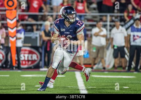 28 septembre 2019 : le quarterback des Liberty Flames Stephen Calvert (12 ans) cherche un receveur ouvert sur le terrain lors d'une action de football NCAA entre les Lobos du Nouveau-Mexique et les Liberty Flames au Williams Stadium de Lynchburg, en Virginie. Jonathan Huff/CSM.(image de crédit : &copy ; Jonathan Huff/CSM via ZUMA Wire) Banque D'Images