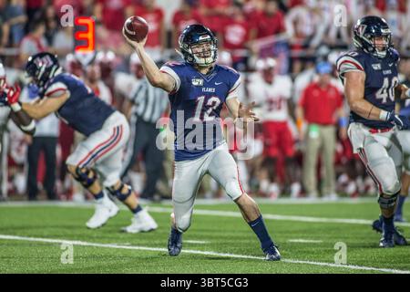 28 septembre 2019 : le quarterback des Liberty Flames Stephen Calvert (12 ans) se lance sur un receveur lors d'une action de football NCAA entre les Lobos du Nouveau-Mexique et les Liberty Flames au Williams Stadium de Lynchburg, en Virginie. Jonathan Huff/CSM.(image de crédit : &copy ; Jonathan Huff/CSM via ZUMA Wire) Banque D'Images