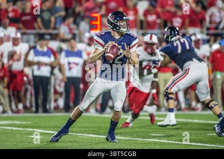 28 septembre 2019 : le quarterback des Liberty Flames Stephen Calvert (12 ans) cherche un receveur ouvert sur le terrain lors d'une action de football NCAA entre les Lobos du Nouveau-Mexique et les Liberty Flames au Williams Stadium de Lynchburg, en Virginie. Jonathan Huff/CSM.(image de crédit : &copy ; Jonathan Huff/CSM via ZUMA Wire) Banque D'Images